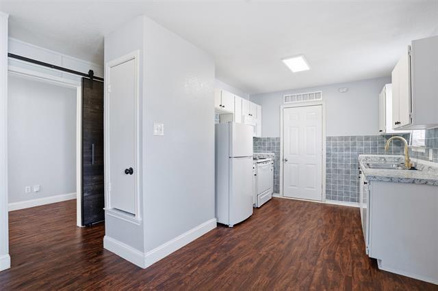 Building Photo - 209 E Lone Star St