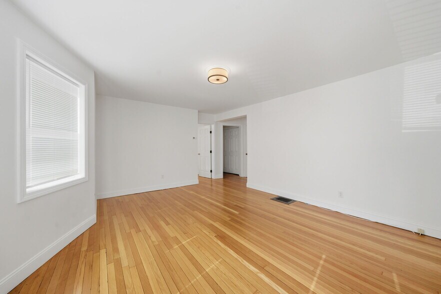 Building Photo - 87 Floral St