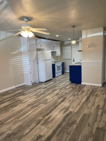 Kitchen with eating area - 819 E Lindsey St