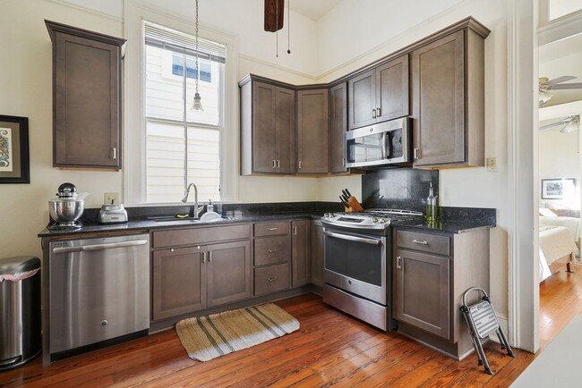 Building Photo - Large 1 bedroom apartment in heart of Uptown