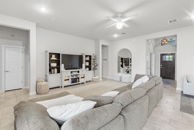 Building Photo - 823 Dreisam