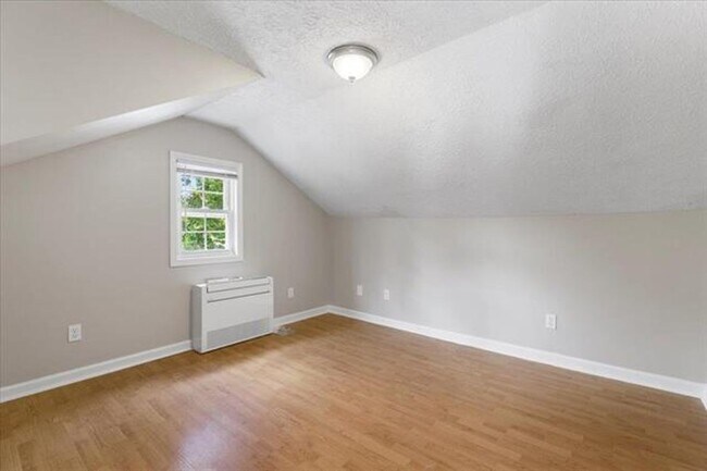 Building Photo - Radford, 3 BR / 2 BA, Available NOW