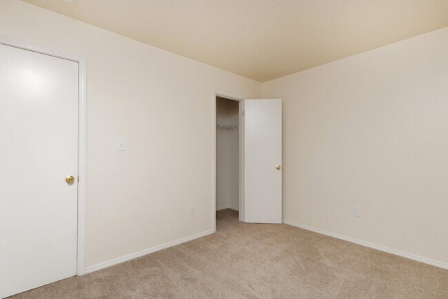 Building Photo - Comfy and Compact 3 BR Home!