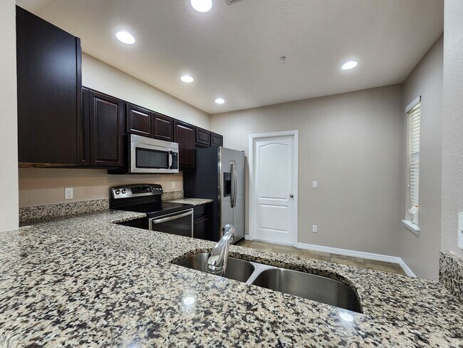 Building Photo - Beautiful Townhome; Open Floor Plan; New P...