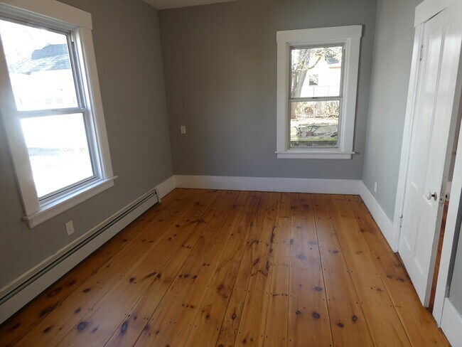 Building Photo - 94 Maple St