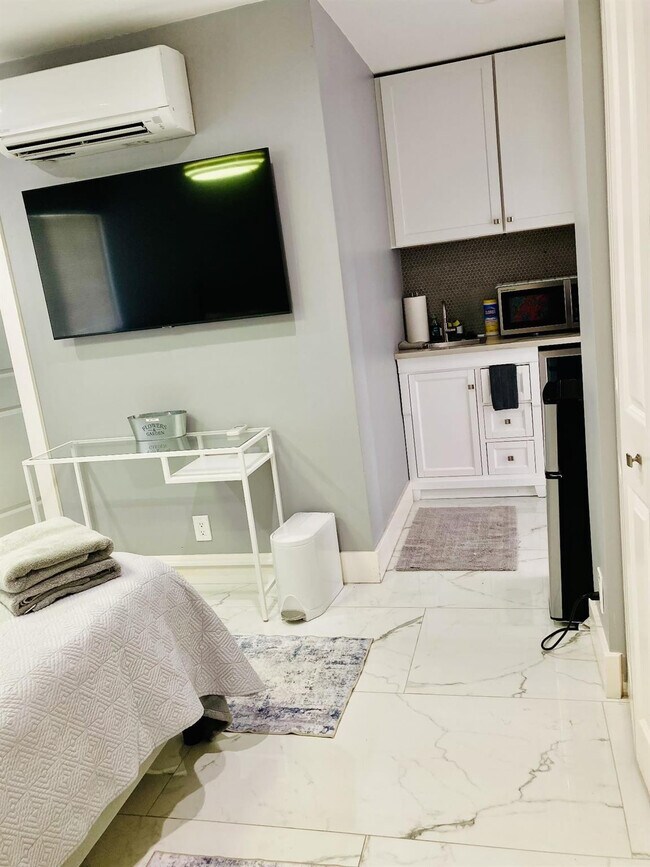 Building Photo - 2640 NE 10th Terrace