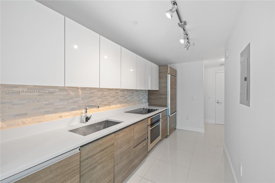 Building Photo - 1100 S Miami Ave