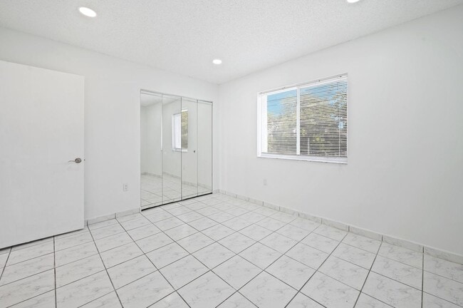 Building Photo - Newly Renovated 2 bed and 3 bath Townhome ...