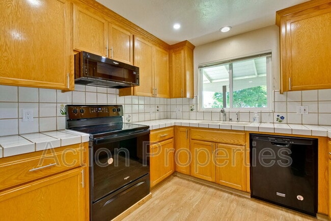 Building Photo - 1128 Kentwood Ave