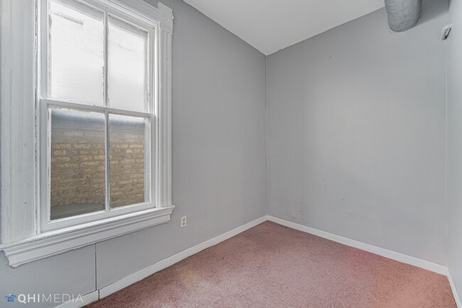 Building Photo - 1650 N Oakley Ave