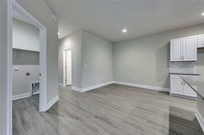 Building Photo - New Lago Vista Duplex