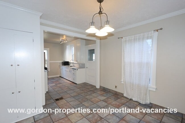 Building Photo - MOVE IN SPECIAL: SE Cesar E Chavez Blvd - ...