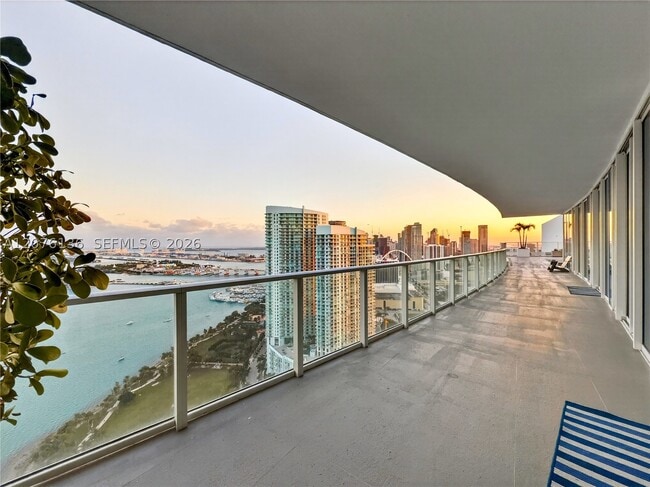 Building Photo - 2020 N Bayshore Dr
