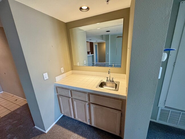 Building Photo - PENTHOUSE-STYLE UNIT IN SIGNAL HILL  w/180...