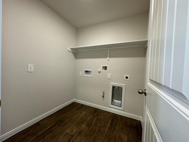 Building Photo - 1305 Middleton Grv