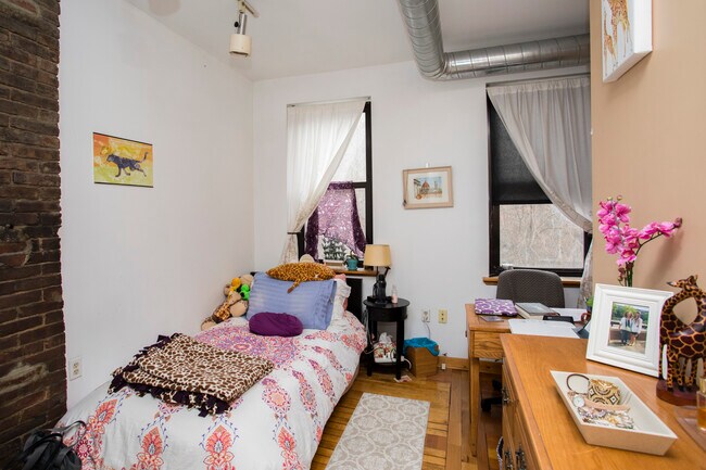 Building Photo - 421 E Carson St