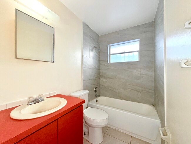 Building Photo - 800 NE 14th St