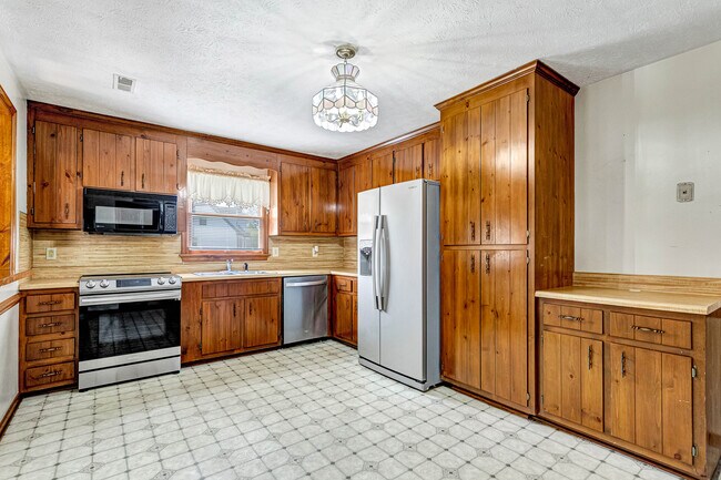 Building Photo - 421 Evanrude Ln