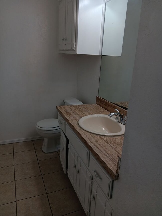 Building Photo - Spacious 5-Bedroom Home with Fresh Modern Updates in Midwest City