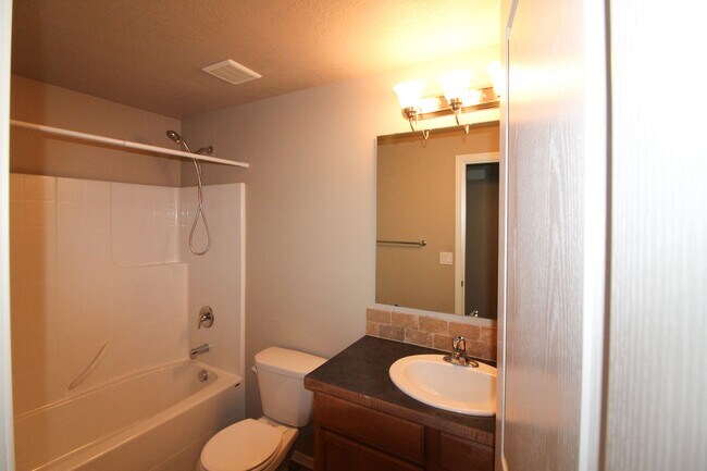 Building Photo - 3 bedroom, 2 bath home in Pasco