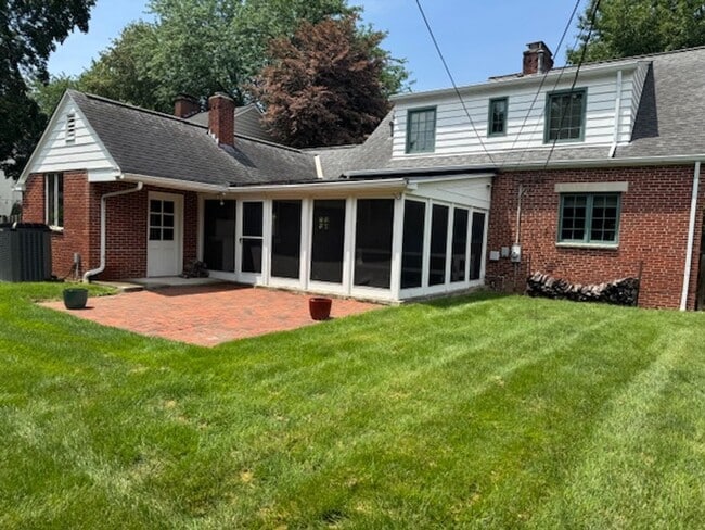 Building Photo - Brick Cape Cod in Upper Arlington School D...