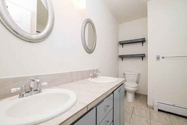 Building Photo - Versatile 5 Bedroom Retreat with Office and Outdoor Living in Burien