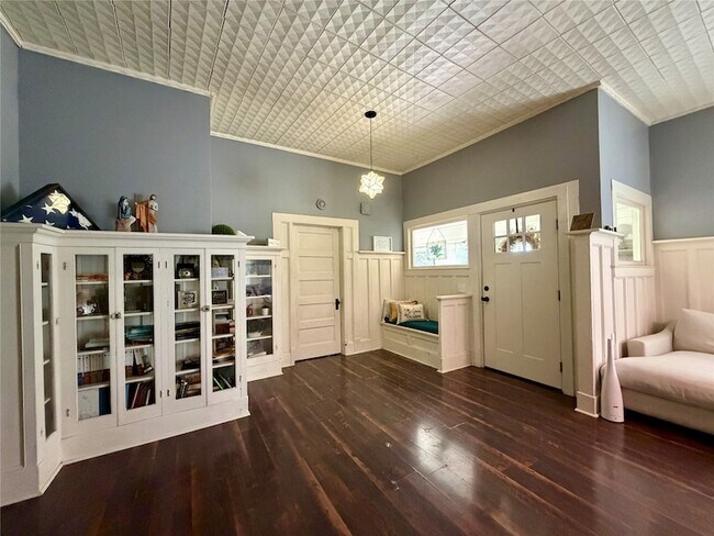 Building Photo - 301 Forrest Ave
