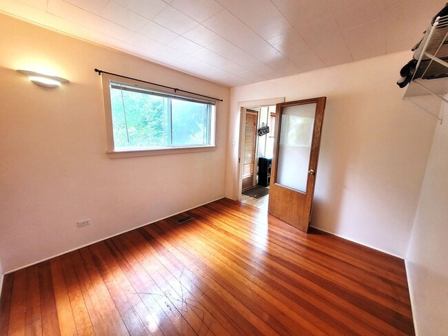 Building Photo - Charming Three Bedroom Home with Large Fen...