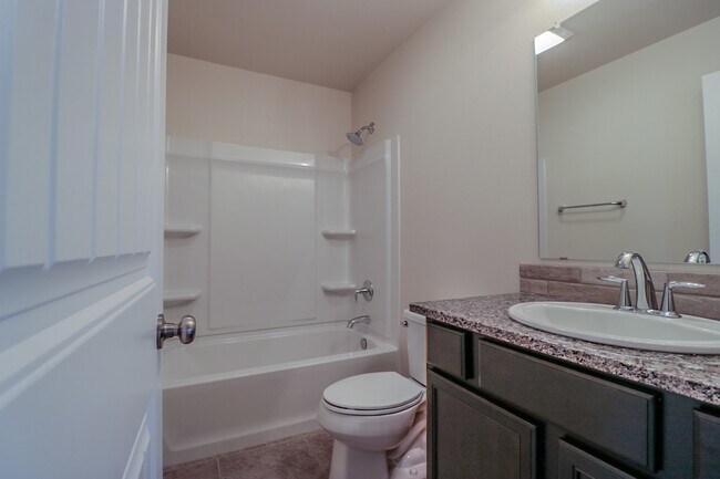 Building Photo - 3bed/2bath Available Now!