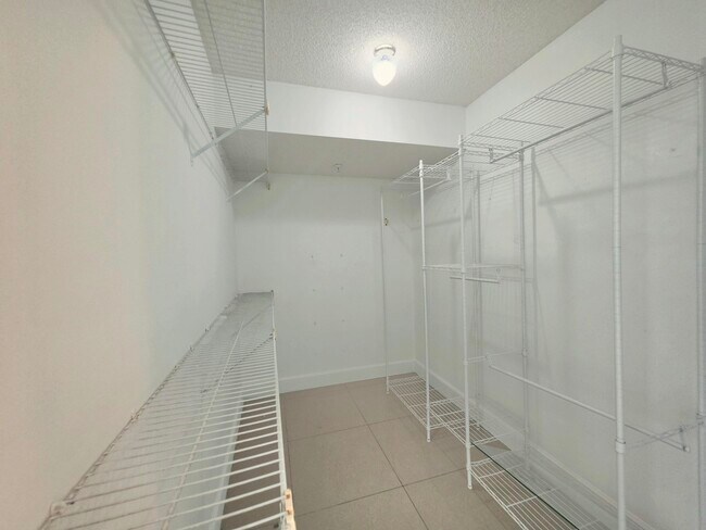 Building Photo - 2112 S Cypress Bend Dr