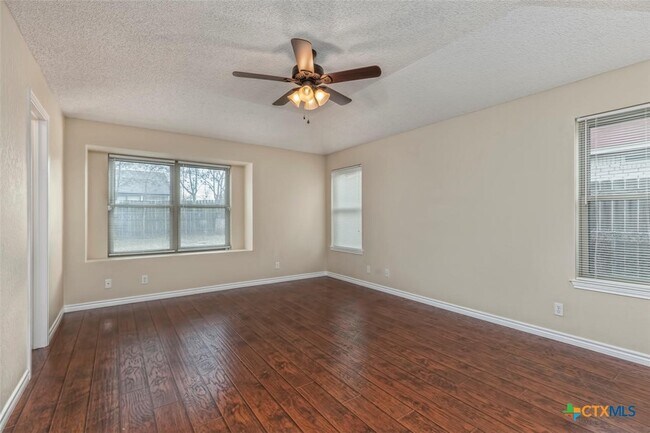 Building Photo - 1102 August Dr