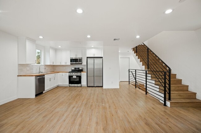 Building Photo - 4232 Rosewood Ave