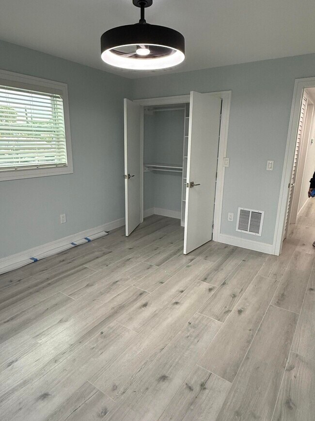 Building Photo - 216 Normandy Ln