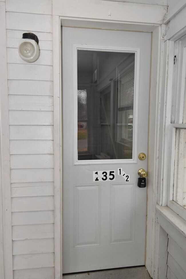 Building Photo - 135 E Eckman St