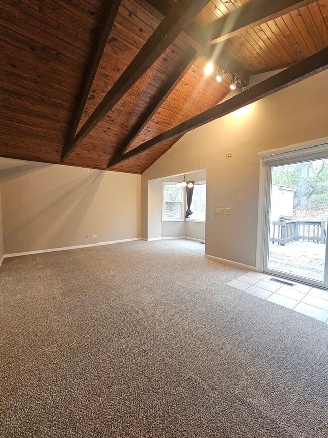 Building Photo - 600 Hawthorne Ln