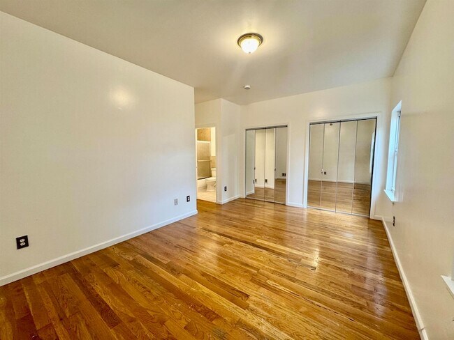 Building Photo - 142 Ege Ave
