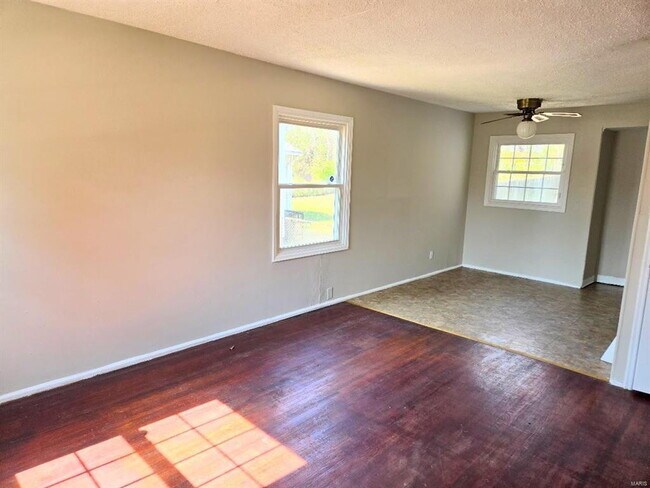 Building Photo - "Charming 3-Bedroom Home on Cameron Road, St. Louis – Cozy 1026 Sq Ft with Full Bath!"  We accept...
