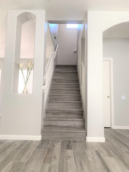 Stairs - 664 E Mariposa Pl