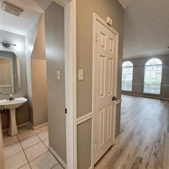 Building Photo - 1365 El Camino Village Dr