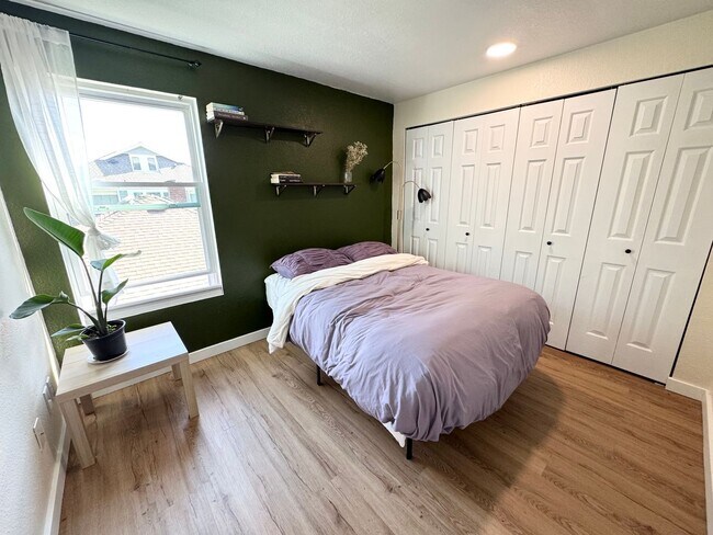 Building Photo - Updated, light flooded corner 1 bedroom 1 bath condo in Madison Valley