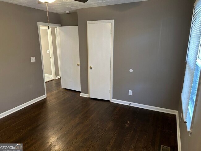 Building Photo - 1545 Gaylor Dr SE