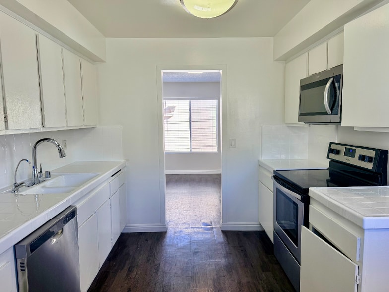 Building Photo - 17440 Burbank Blvd