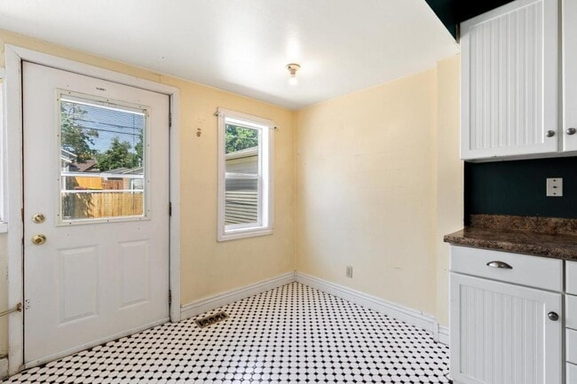 Building Photo - 2220 W Kiowa St