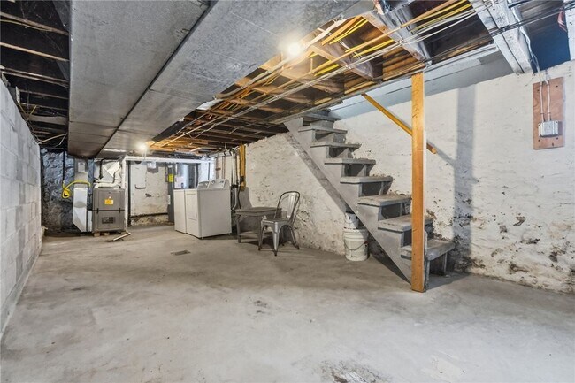 Building Photo - 112 Dewitt St