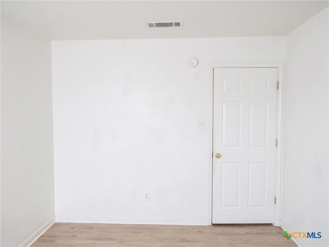 Building Photo - 305 Cedar Ridge Dr