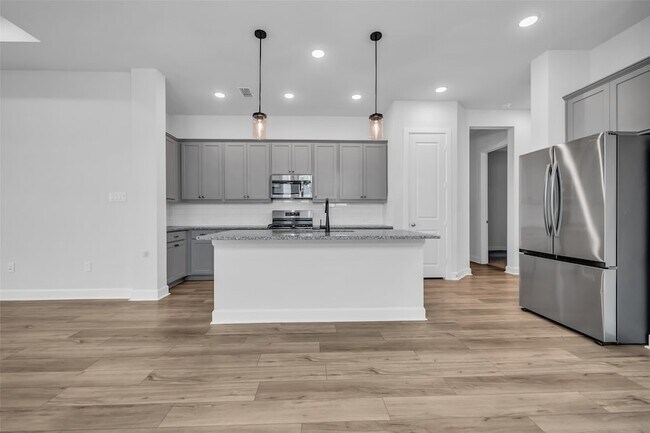 Building Photo - 1535 Park Path Dr