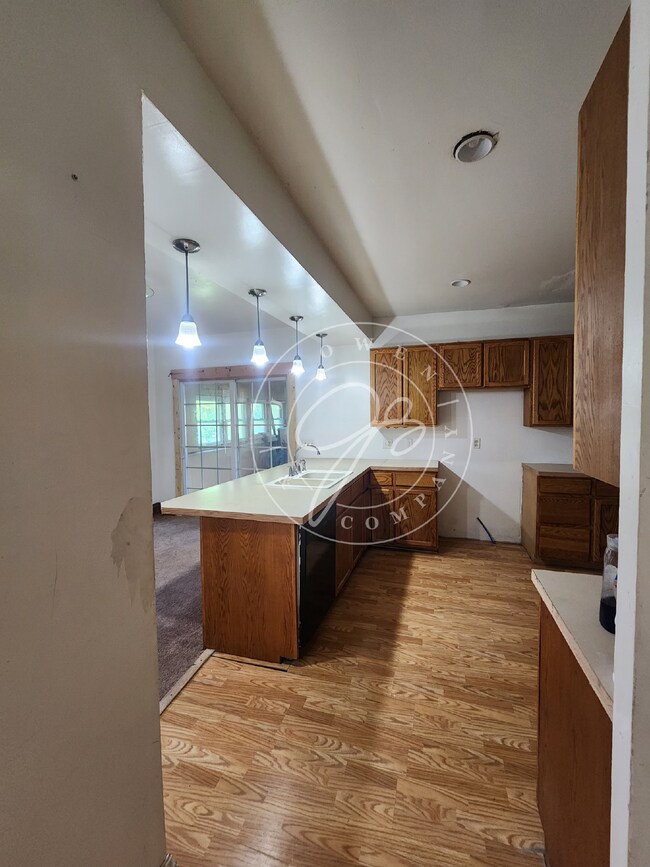 Building Photo - 3 bed 1 bath with bonus rooms!