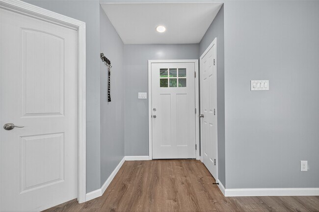 Building Photo - 10106 Shadow Pine Dr