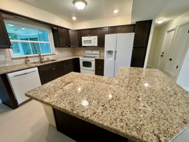 Building Photo - Gorgeous 4 Bedroom, 2 Bathroom Updated Hom...