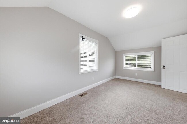 Building Photo - 3524 Meadowside Ave